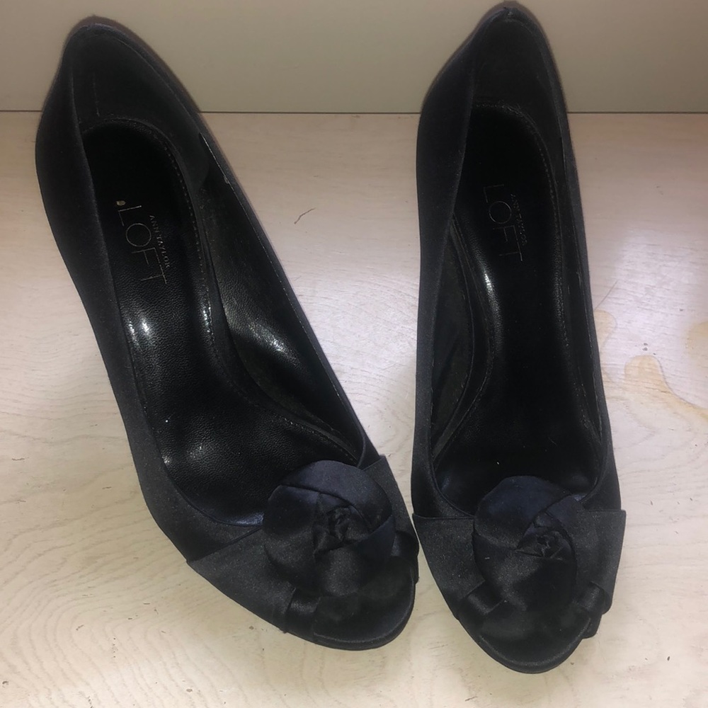 Ann Taylor Peep Toe 3 in pumps size 6 with flower